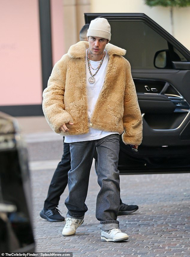 Skrivemaskine dash Koordinere Justin Bieber pairs an oversized fur coat with jeans and a statement chain  while stepping out in Los Angeles