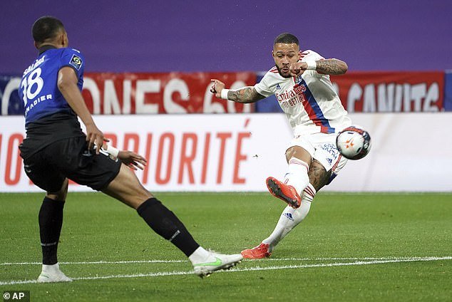 Depay (right) hopes to recreate the form he previously showed in Lyon that earned him the first move to Spain.