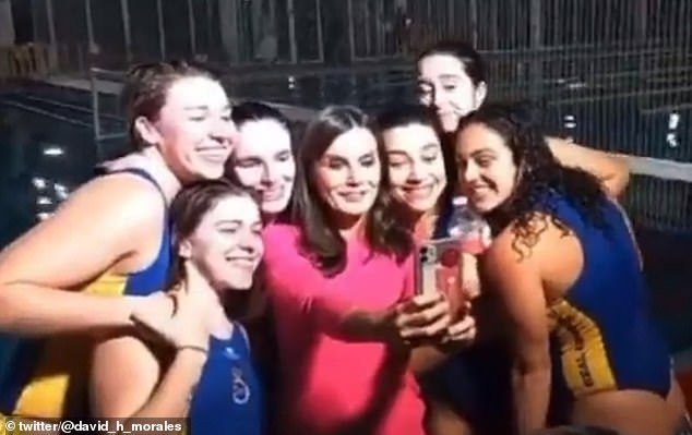 In a video clip at the time, Queen Letizia appears to be receiving instructions from one of the young swimmers on how to use the app before posing for the selfie.