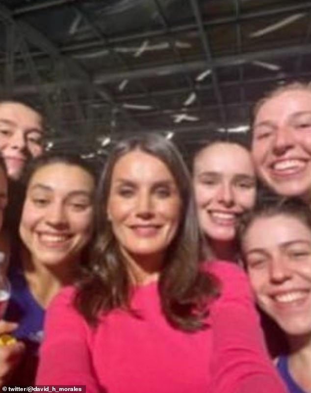 It seems royal fans got lucky with the timing of the notification and took a selfie with the Queen.