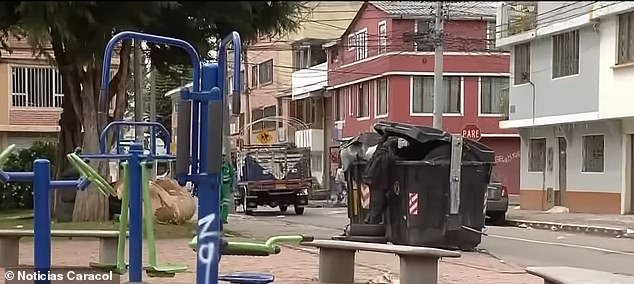 A homeless man was looking in a garbage container in the Bogotá neighborhood of Los Cámbulos when he found the suitcase with the body of Valentina Trespalacios