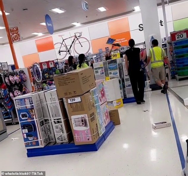 Then she followed the other into one of the aisles adjacent to where she was and threw a barrage of products at her (in the photo), in the middle of a barrage of indecipherable screams between the two.