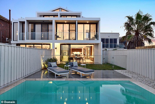 This stunning renovated terrace, which has magnificent ocean views and its own swimming pool, failed to come to terms with the agreed auction price of $5 million.
