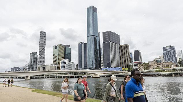 Brisbane will maintain top temperatures of 31 degrees until Monday, with a 20 percent chance of rain early in the week.