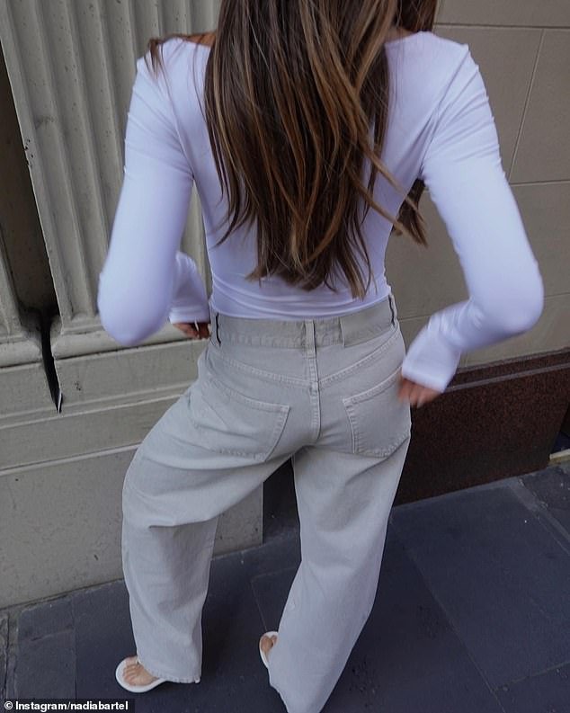 1693633914 595 Nadia Bartel goes braless in tight white shirt as she
