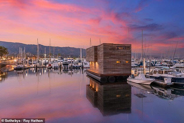 The house is about 50 years old, with a history of about 50 years, moored in the picturesque harbor of Santa Barbara