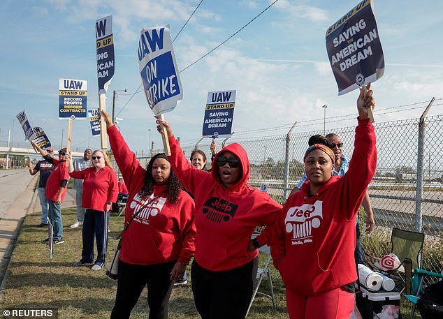 1695072545 44 UAW strike could cost the US economy up to 500