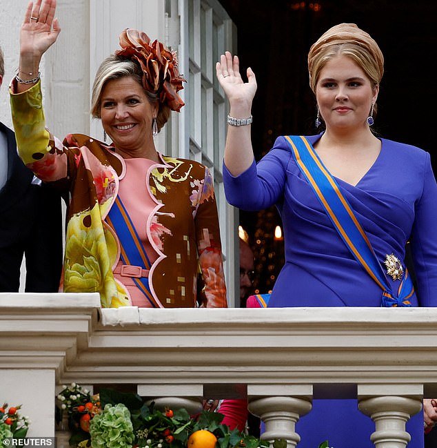 Queen Máxima and her eldest daughter – who will one day be queen – go onto the balcony