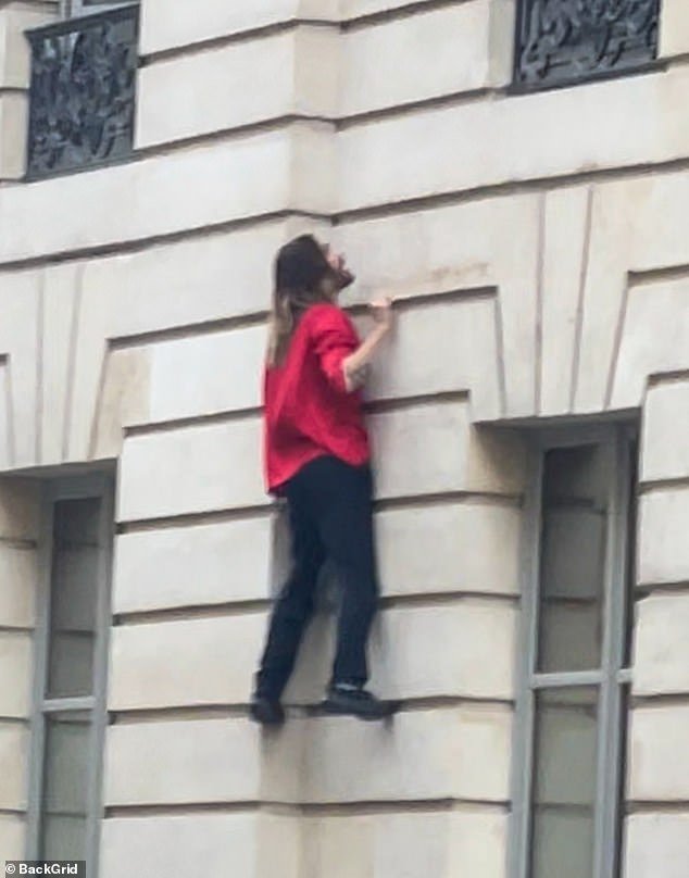 There he is again: days later, Leto repeated the risky climb during a trip to Paris, where he was seen climbing the concrete wall of a building in the French capital (photo)