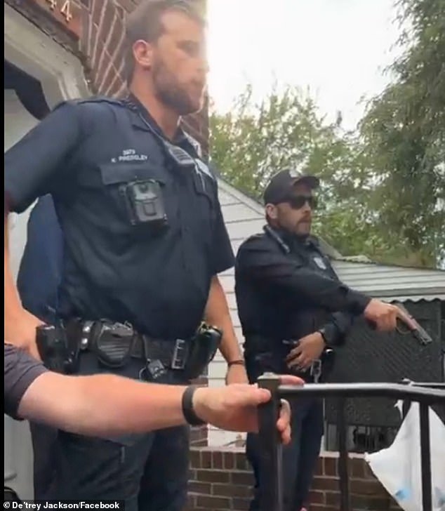 The police used their weapons to try to control the crowd of neighbors who were defending the arrested man.