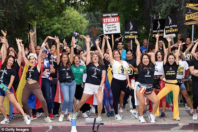 In July, the Screen Actors Guild-American Federation of Radio and Television Artists (SAG-AFTRA) decided to show solidarity with the Writers' Guild of America (WGA), on strike since May, after the failure of negotiations with the studios.