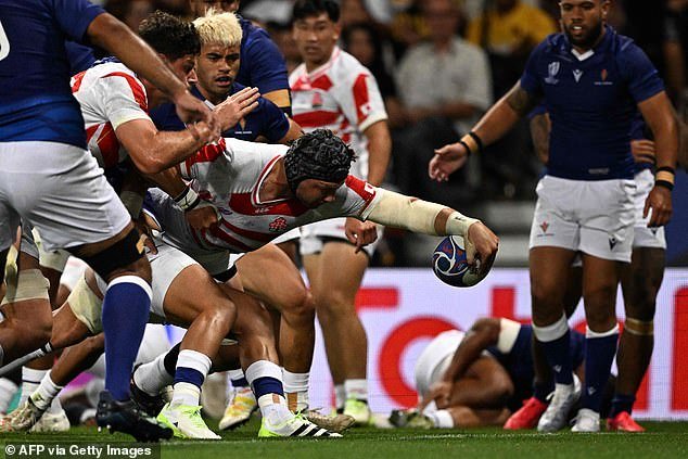 Japanese flanker Pieter Labuschagne stretched past the last defender and scored in the first half
