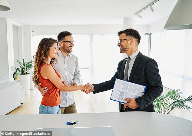 Usually, the buyer's and seller's real estate agents split the commission 50/50, but this can vary depending on the experience of the real estate agent.