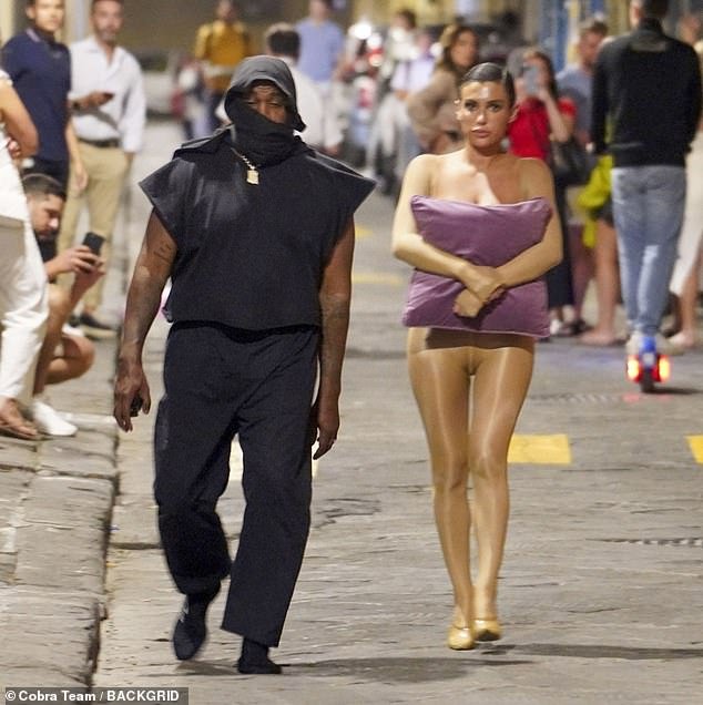 The Australian beauty shocked with a particularly controversial outfit in which she walked down the street topless with only a pillow to hide her modesty in Italy