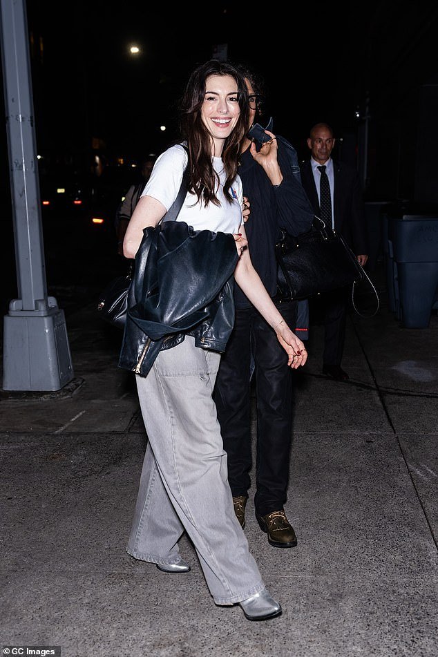 Casual Style: Anne looked effortlessly chic in a white T-shirt, oversized gray jeans and silver cowboy boots