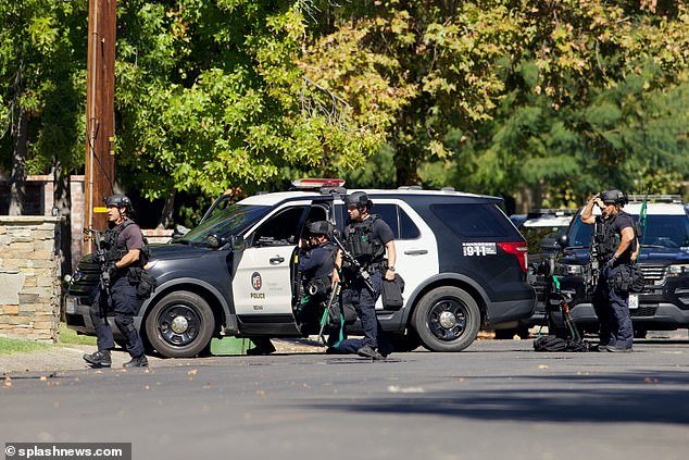 A group of SWAT members and policemen were seen approaching the tense standoff