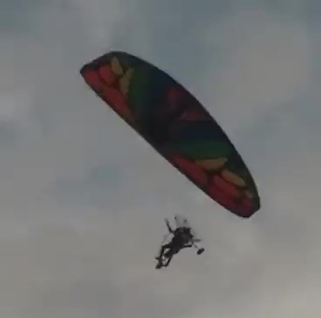 According to the Israeli army, Hamas fighters have bypassed Israel's border with the Gaza Strip with paragliders (photo: a paraglider entering Israel)