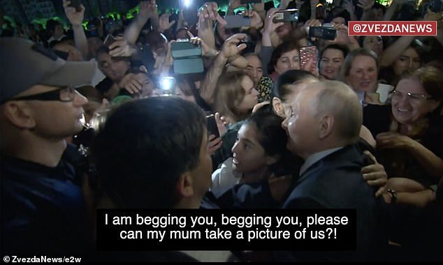 Putin has not greeted the crowd in such a way since before the pandemic