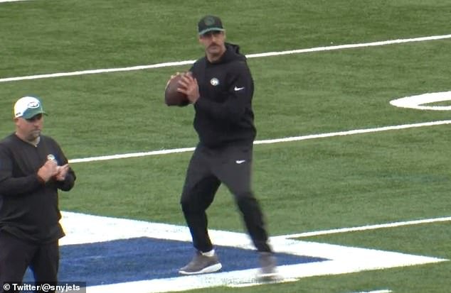 Aaron Rodgers was seen dropping back and throwing the football at MetLife Stadium