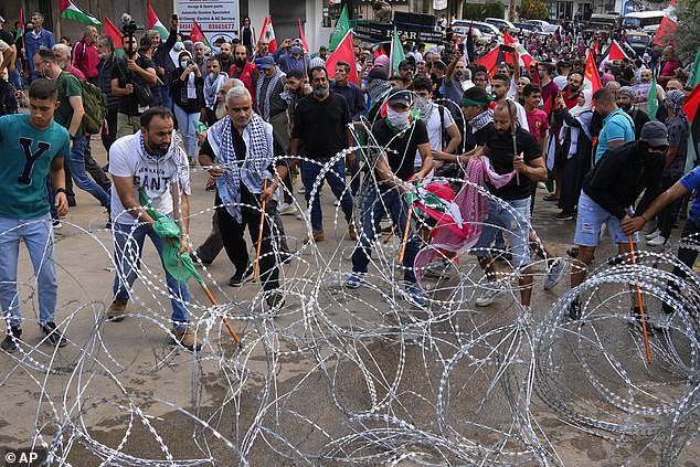 Protesters in Beirut, Lebanon, try to remove barbed wire