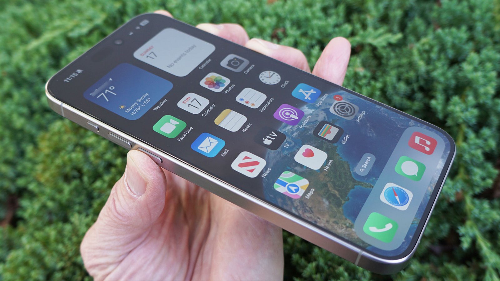Some iPhone 15 Pro Max users are reporting OLED screen
