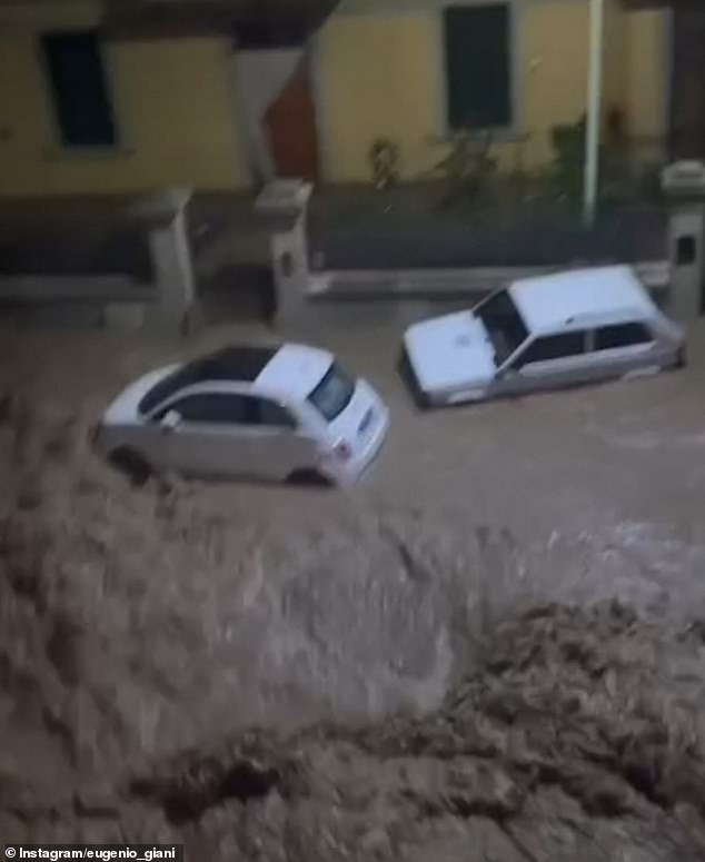 After heavy rain, a flowing mud flow raged through the streets