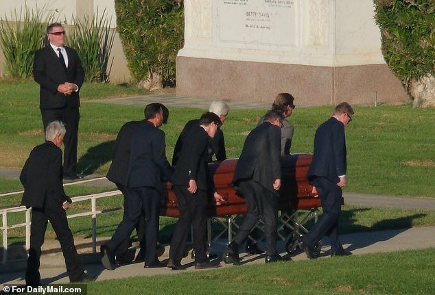 1699103109 949 Friends star Matthew Perry is laid to rest alongside Carrie