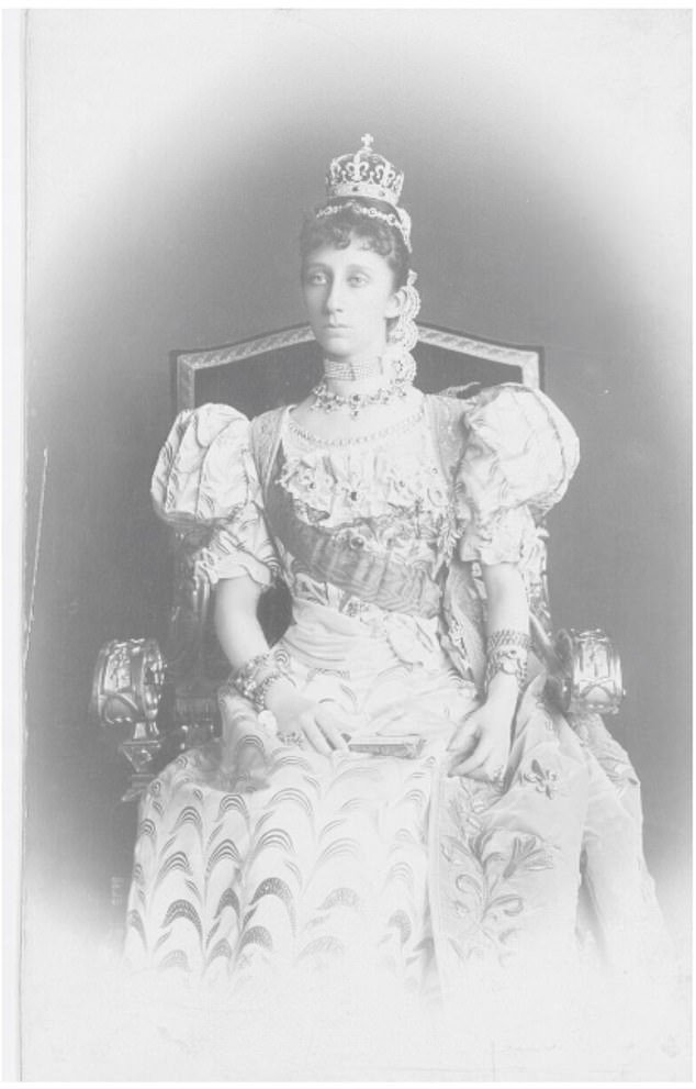 Princess Marie Louise of Bourbon-Parma, Princess Consort of Burlgaria, wearing the Kochert Lady's gold watch