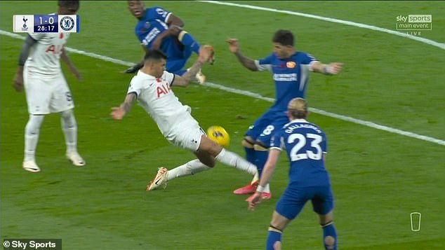 Romero was subsequently shown a red card for this challenge on Enzo Fernandez, while he was also awarded a penalty that allowed Chelsea to draw level at 1-1.