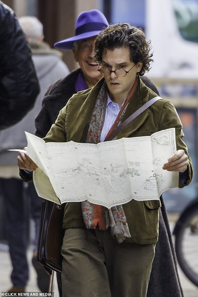 Character: In addition to his unshaven appearance, the actor wears old-fashioned round reading glasses to aid his map reading