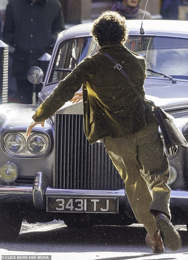Hurry: Kit was seen rushing to the car during filming