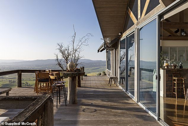 It appears as if it is floating in the air, offering residents at an altitude of 800 meters a 360 degree panoramic view of the sunlight reflecting off the green hills in spring, a stark contrast to the snow-capped mountains of Buller, Stirling and Timbertop when the season turns.