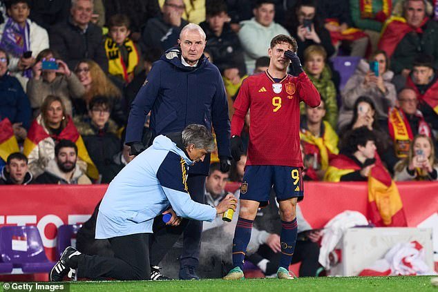Gavi appeared clearly in distress as his knee was examined by medical staff