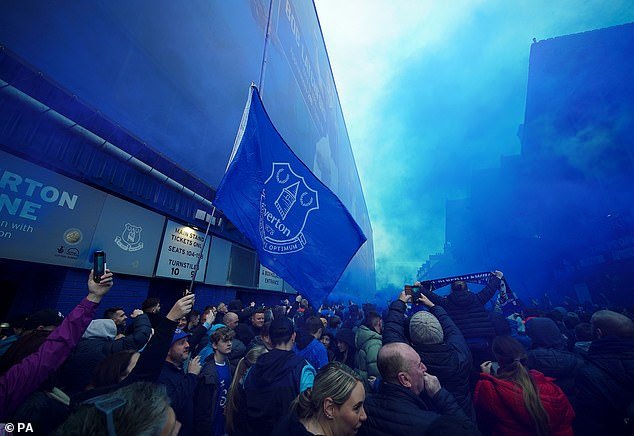 United can expect a warm reception at Goodison Park on Sunday afternoon as they become Everton's first opponents since their 10-point deduction.