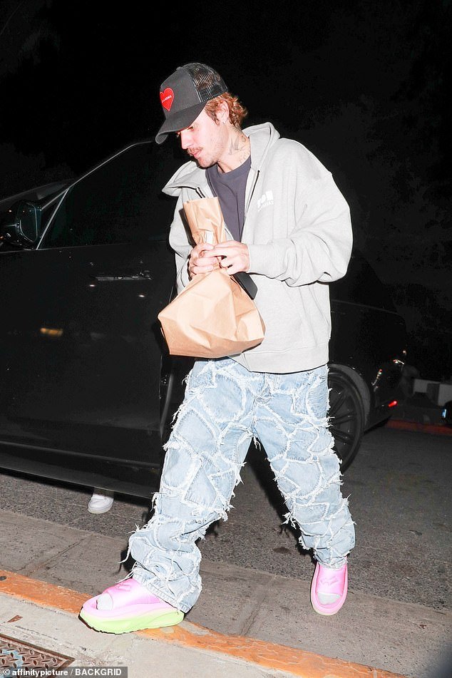 Meanwhile, Justin was dressed noticeably in very baggy jeans and an oversized gray sweatshirt