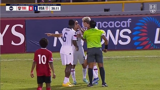 Sergino Dest received two yellow cards within 30 seconds due to a breakdown by the referee in the American match against Trinidad & Tobago on Monday evening