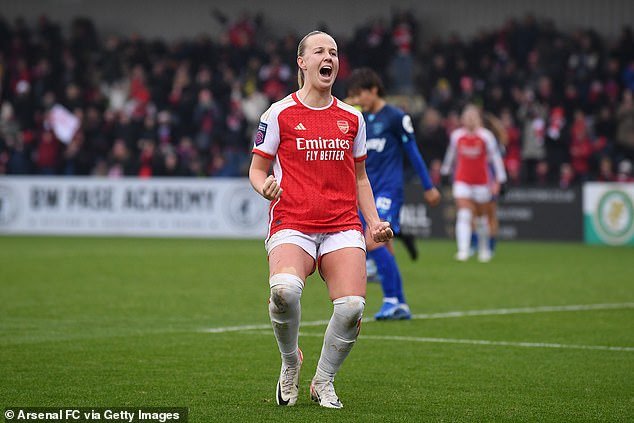 Beth Mead scored a first-half brace as Arsenal beat West Ham on Sunday