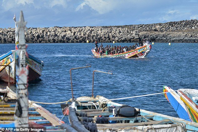 In the photo: migrants arrive on a boat in the Canary Islands (archive photo)