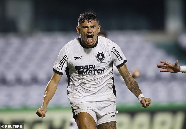 Botafogo thought they were on course for a crucial win when Tiquinho Soares converted a penalty in the 97th minute of Wednesday night's clash with Coritiba