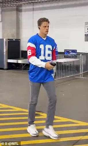 Joe Burrow arrives wearing his father's Montreal Alouettes jersey