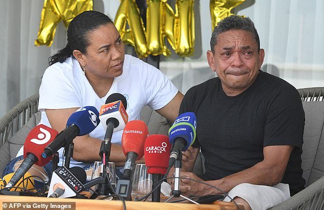 Luis Manuel Diaz (right) speaks to the media with his wife Cilenis Marulanda after his release from twelve days of captivity
