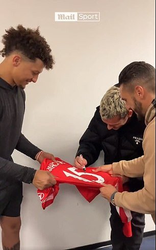 Patrick Mahomes and Antoine Griezmann exchange signed jerseys
