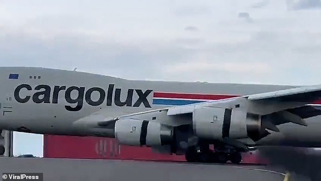 In the photo: smoke can be seen coming from behind the Cargolux Boeing 747 after it landed.  One of the four bogeys on the rear wheels took off when they hit the asphalt