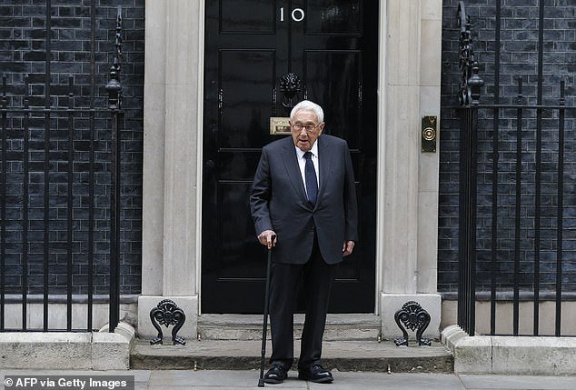 Kissinger arrived at 10 Downing Street in London in 2016