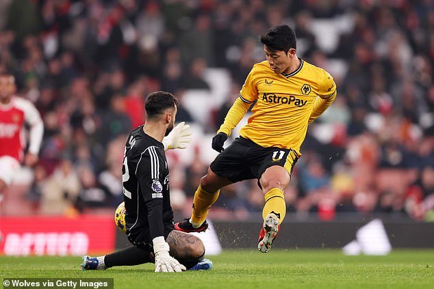 Arsenal goalkeeper David Raya locks down Wolves' Hwang Hee-Chan in a one-on-one