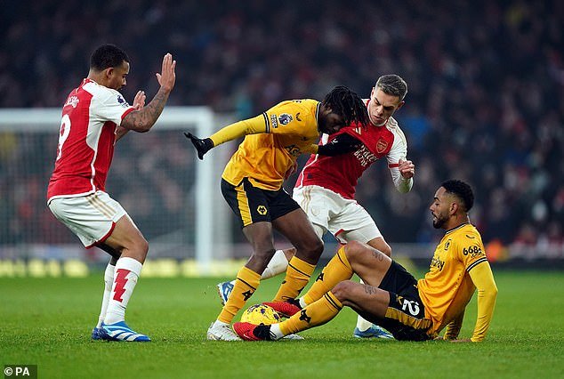 A battle for the ball as Arsenal's Leandro Trossard challenges Matheus Cunha