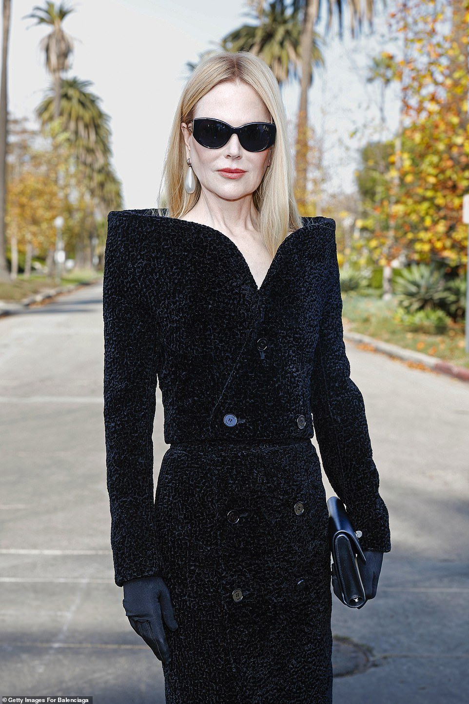 Nicole added even more glamor to her look with a large pearl earring, black gloves and sunglasses