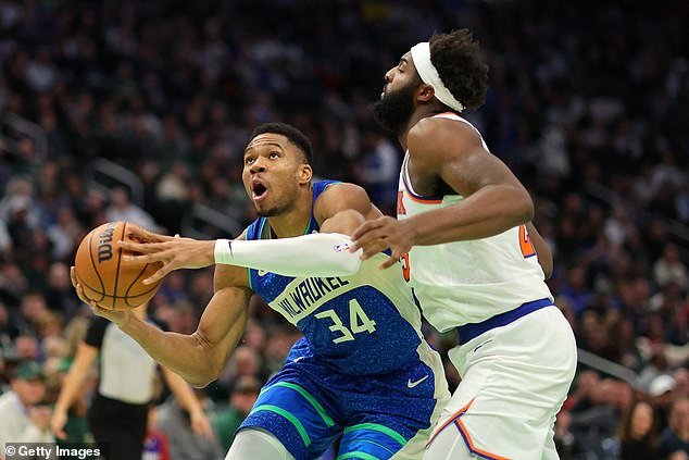 Giannis Antetokounmpo led the way for the Bucks with a double-double of 35 points and 10 asts