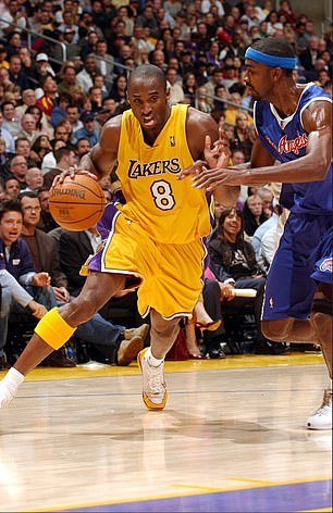 Kobe Bryant plays against the LA Clippers in November 2004