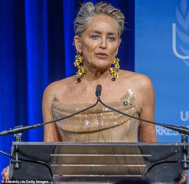 She was honored that evening with a Global Citizen Of The Year Award from the United Nations Correspondents Association